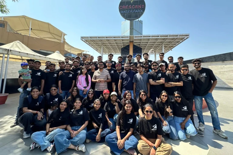 Life at Skillselephant: group photo of digital marketing students in Indore